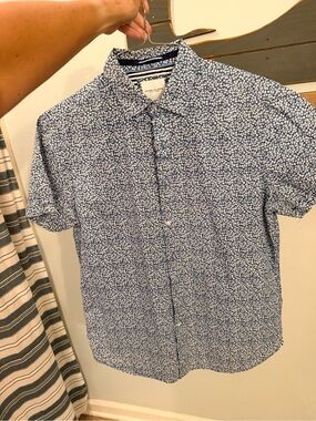 Ricky Singh Denim and Flower Men's Short-Sleeve Blue Floral Button-Up (size med)